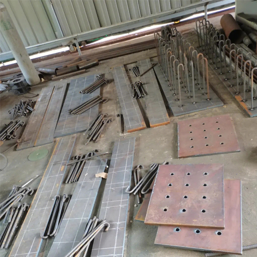 有哪些其他因素会影响预埋件位置的确定？